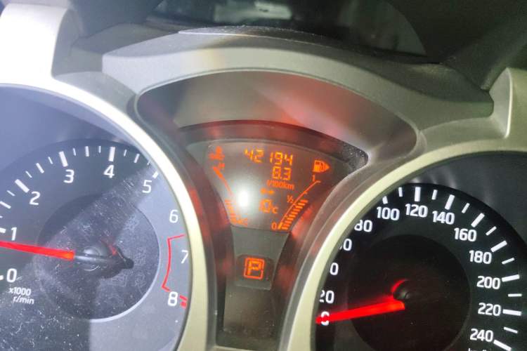 Used Infiniti ESQ 2014 1.6L Spontaneous Edition Odometer Close Up
