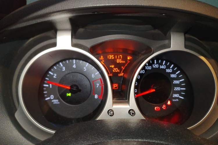 Used Infiniti ESQ 2014 1.6L Luxury Edition Odometer Close Up