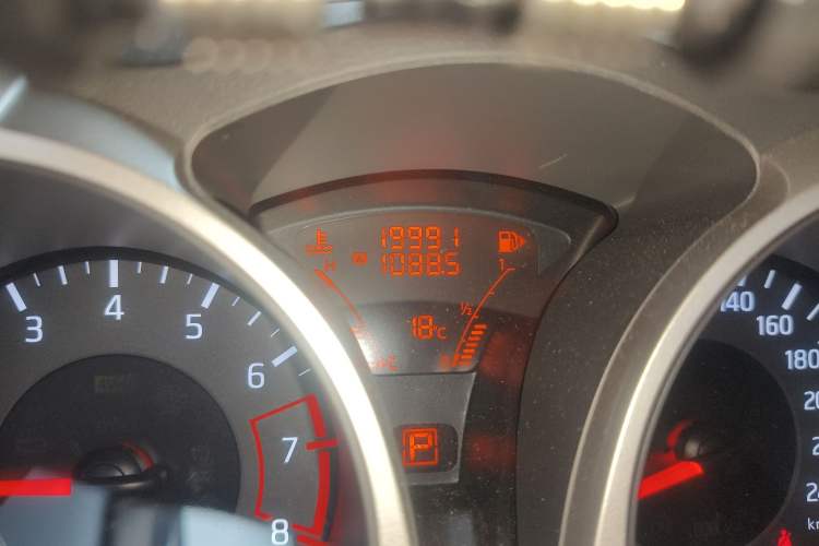 Used Infiniti ESQ 2014 1.6L Spontaneous Edition Odometer Close Up