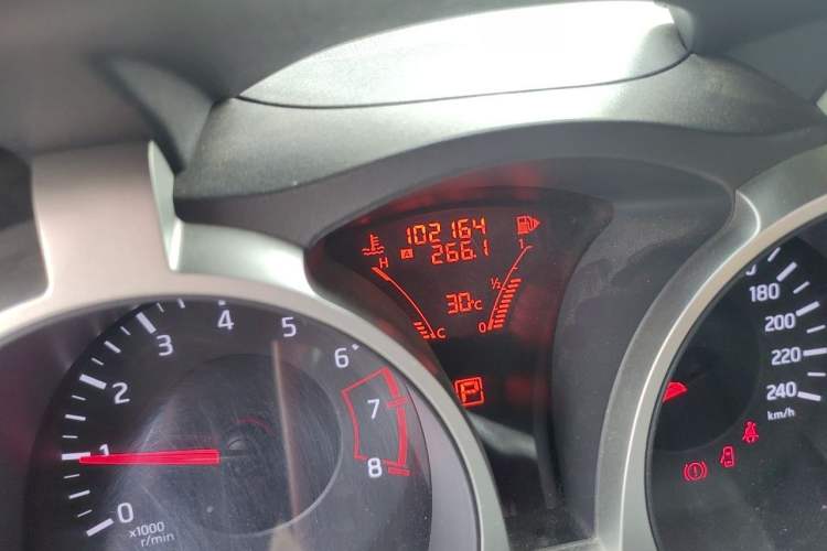 Used Infiniti ESQ 2014 1.6L Spontaneous Edition Odometer Close Up