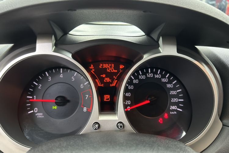 Used Infiniti ESQ 2014 1.6L Spontaneous Edition Odometer Close Up