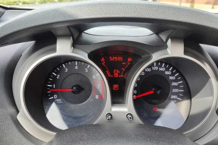 Used Infiniti ESQ 2014 1.6L Spontaneous Edition Odometer Close Up