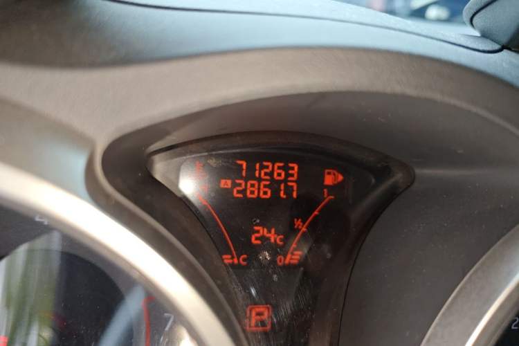 Used Infiniti ESQ 2014 1.6L Luxury Edition Odometer Close Up