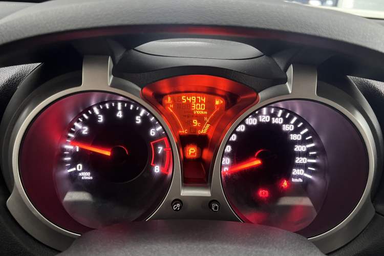 Used Infiniti ESQ 2014 1.6L Spontaneous Edition Odometer Close Up