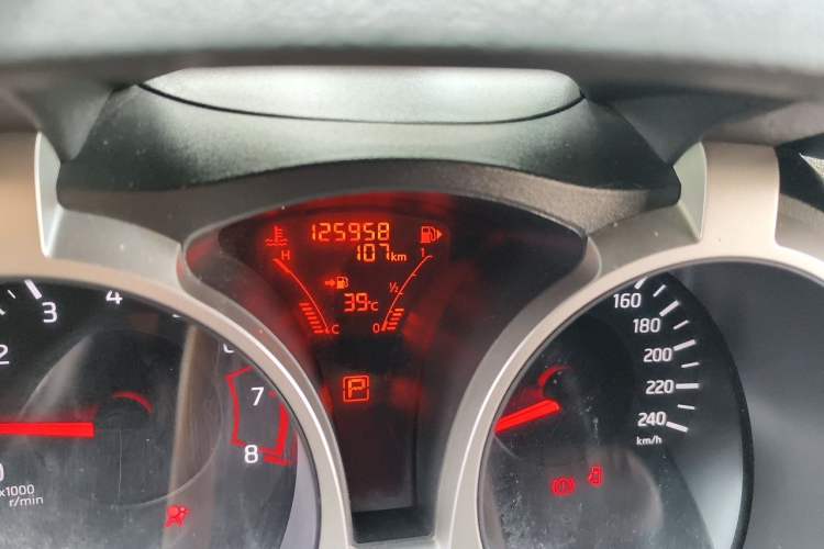 Used Infiniti ESQ 2014 1.6L Spontaneous Edition Odometer Close Up