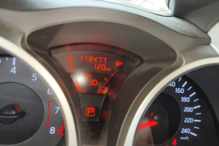 Used Infiniti ESQ 2014 1.6L Spontaneous Edition Odometer Close Up