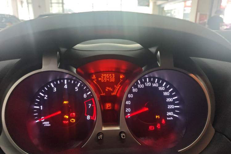 Used Infiniti ESQ 2014 1.6T Dynamic Edition Odometer Close Up