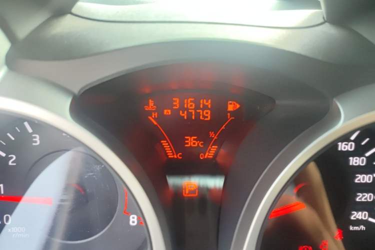 Used Infiniti ESQ 2014 1.6L Spontaneous Edition Odometer Close Up