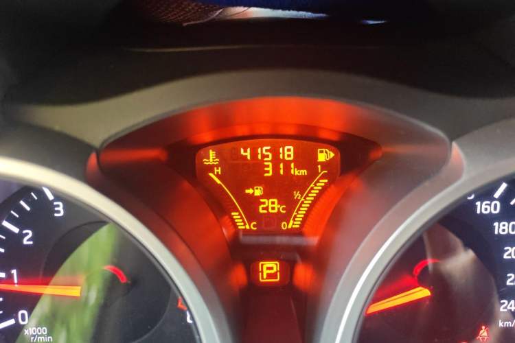 Used Infiniti ESQ 2014 1.6L Spontaneous Edition Odometer Close Up
