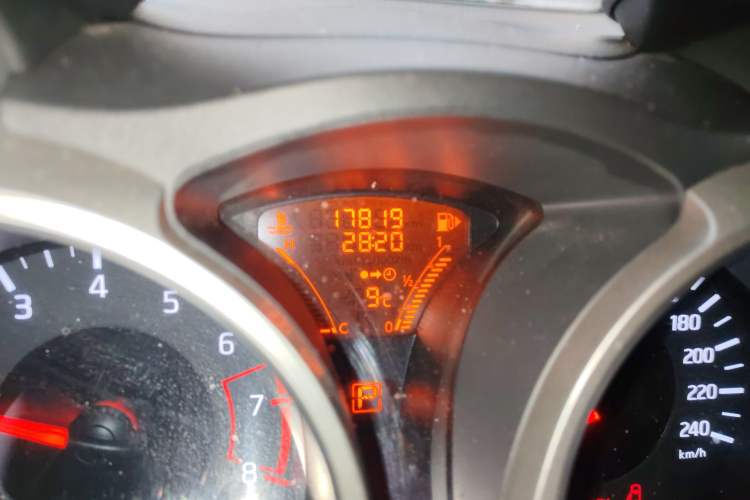Used Infiniti ESQ 2014 1.6L Spontaneous Edition Odometer Close Up