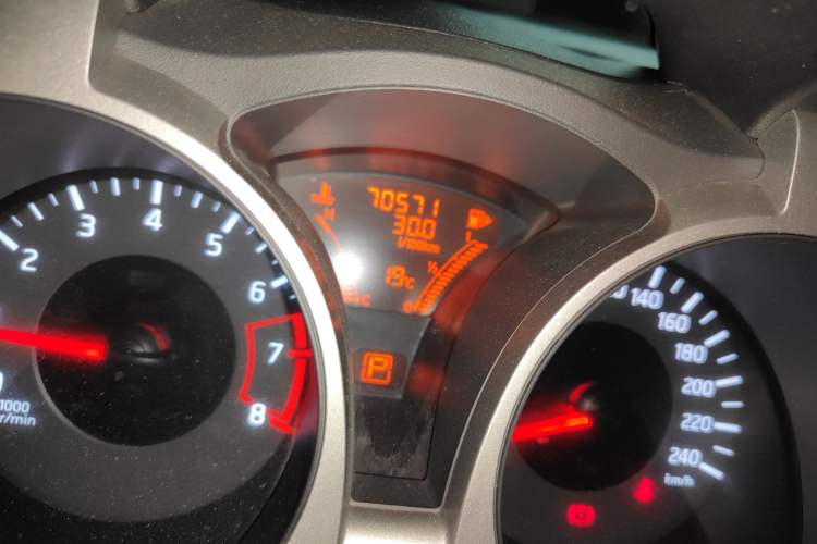 Used Infiniti ESQ 2014 1.6L Luxury Edition Odometer Close Up