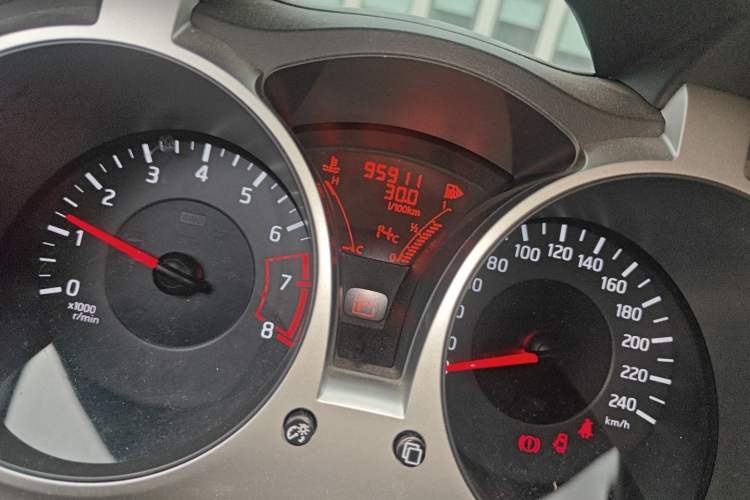 Used Infiniti ESQ 2014 1.6L Spontaneous Edition Odometer Close Up
