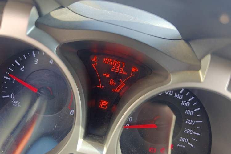 Used Infiniti ESQ 2014 1.6L Spontaneous Edition Odometer Close Up