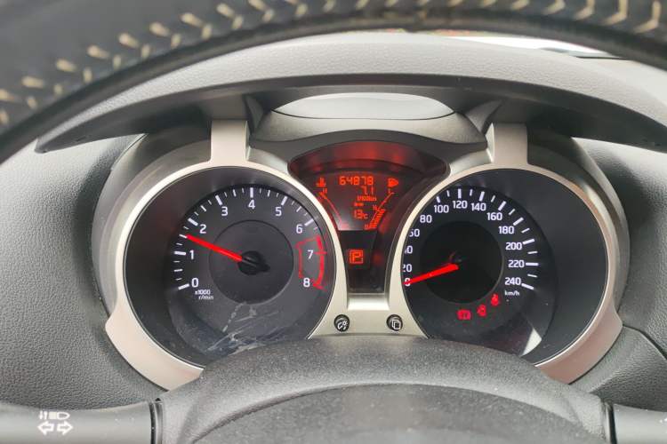 Used Infiniti ESQ 2014 1.6L Spontaneous Edition Odometer Close Up