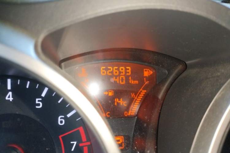 Used Infiniti ESQ 2014 1.6L Spontaneous Edition Odometer Close Up
