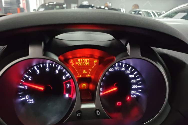 Used Infiniti ESQ 2014 1.6L Spontaneous Edition Odometer Close Up