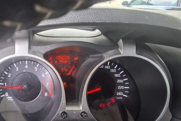 Used Infiniti ESQ 2014 1.6L Spontaneous Edition Odometer Close Up