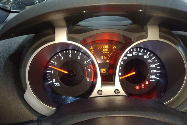 Used Infiniti ESQ 2014 1.6L Spontaneous Edition Odometer Close Up