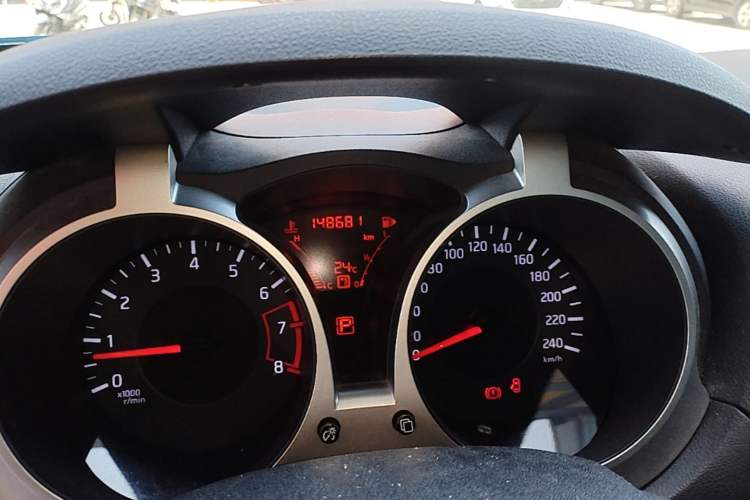 Used Infiniti ESQ 2014 1.6L Spontaneous Edition Odometer Close Up