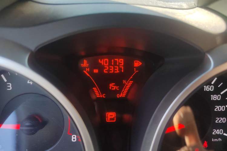 Used Infiniti ESQ 2014 1.6L Spontaneous Edition Odometer Close Up