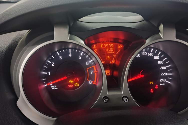 Used Infiniti ESQ 2014 1.6L Spontaneous Edition Odometer Close Up