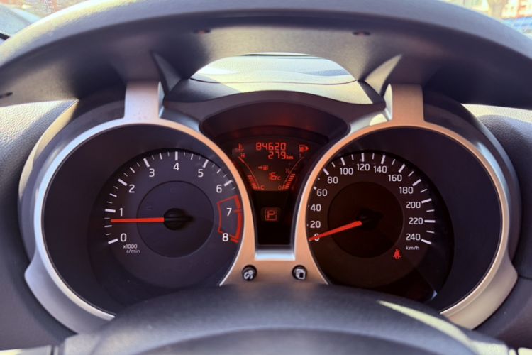 Used Infiniti ESQ 2014 1.6L Spontaneous Edition Odometer Close Up