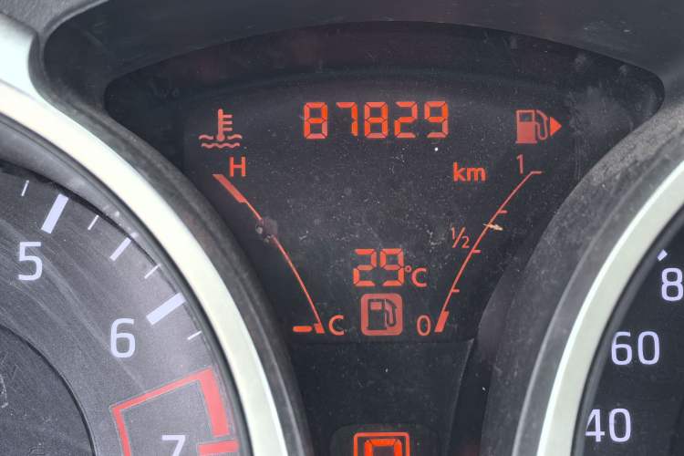 Used Infiniti ESQ 2014 1.6L Spontaneous Edition Odometer Close Up