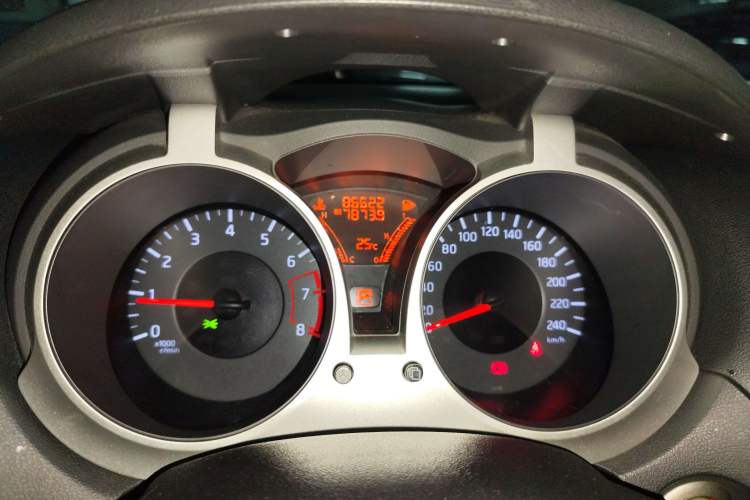 Used Infiniti ESQ 2014 1.6L Spontaneous Edition Odometer Close Up