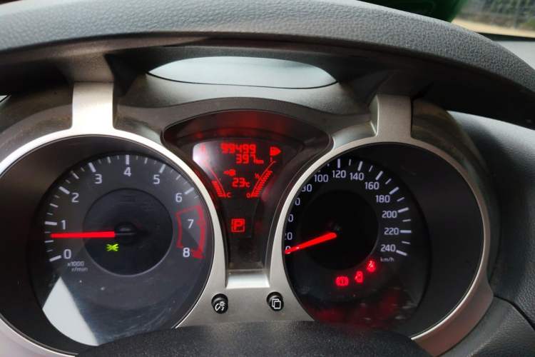 Used Infiniti ESQ 2014 1.6L Spontaneous Edition Odometer Close Up