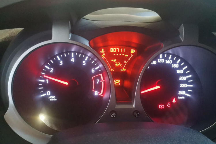 Used Infiniti ESQ 2014 1.6L Spontaneous Edition Odometer Close Up
