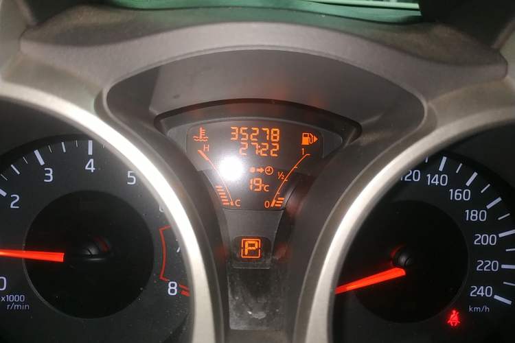 Used Infiniti ESQ 2014 1.6L Spontaneous Edition Odometer Close Up