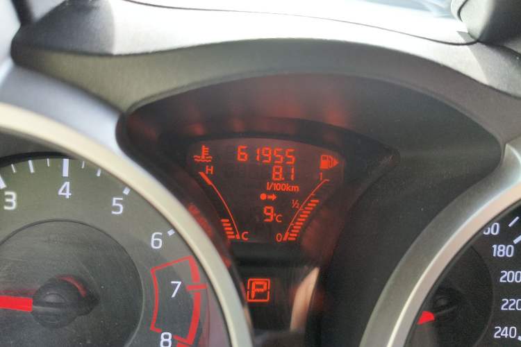 Used Infiniti ESQ 2014 1.6L Spontaneous Edition Odometer Close Up