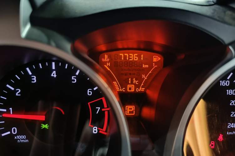 Used Infiniti ESQ 2014 1.6L Spontaneous Edition Odometer Close Up