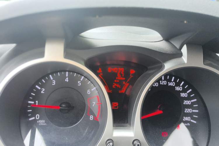 Used Infiniti ESQ 2014 1.6L Spontaneous Edition Odometer Close Up