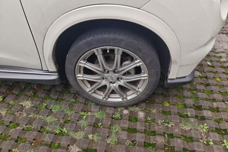 Used Infiniti ESQ 2014 1.6L Spontaneous Edition Right Front Wheel Hub