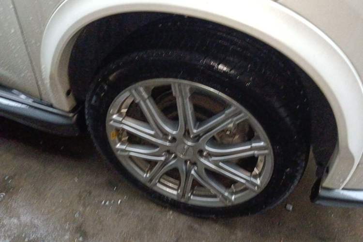Used Infiniti ESQ 2014 1.6L Spontaneous Edition Right Front Wheel Hub