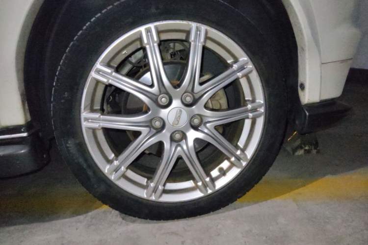 Used Infiniti ESQ 2014 1.6L Spontaneous Edition Right Front Wheel Hub