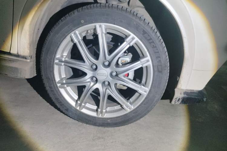 Used Infiniti ESQ 2014 1.6L Spontaneous Edition Right Front Wheel Hub