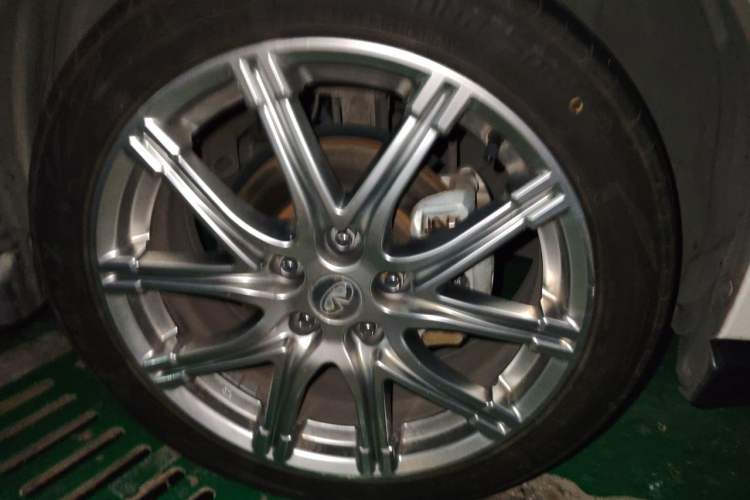 Used Infiniti ESQ 2014 1.6L Luxury Edition Right Front Wheel Hub