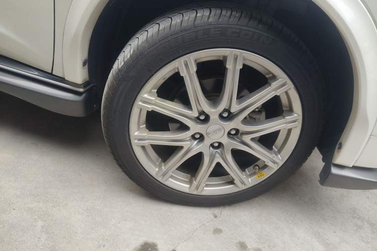 Used Infiniti ESQ 2014 1.6L Spontaneous Edition Right Front Wheel Hub