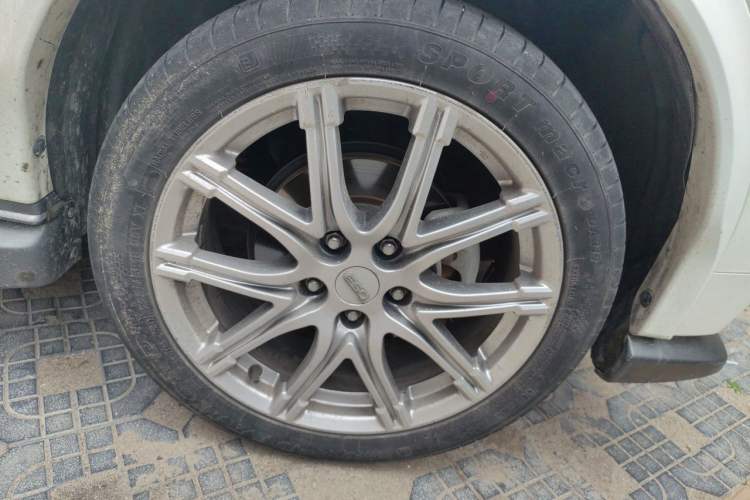 Used Infiniti ESQ 2014 1.6L Spontaneous Edition Right Front Wheel Hub