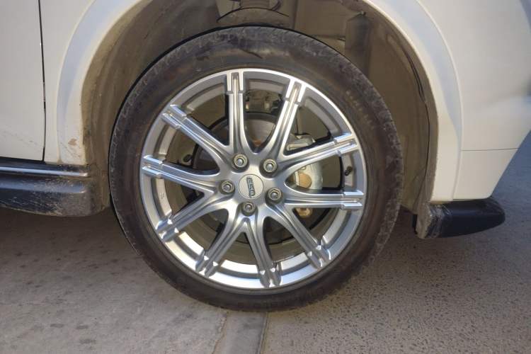 Used Infiniti ESQ 2014 1.6L Spontaneous Edition Right Front Wheel Hub