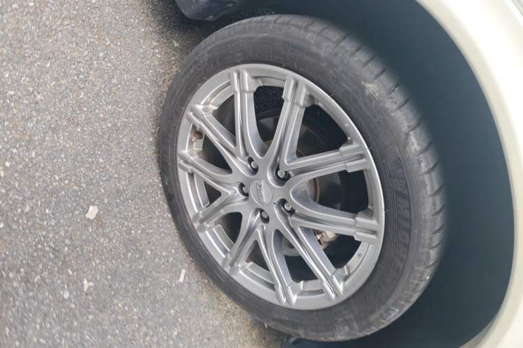 Used Infiniti ESQ 2014 1.6L Spontaneous Edition Right Front Wheel Hub