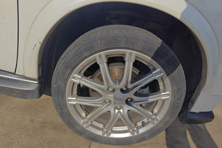 Used Infiniti ESQ 2014 1.6L Spontaneous Edition Right Front Wheel Hub