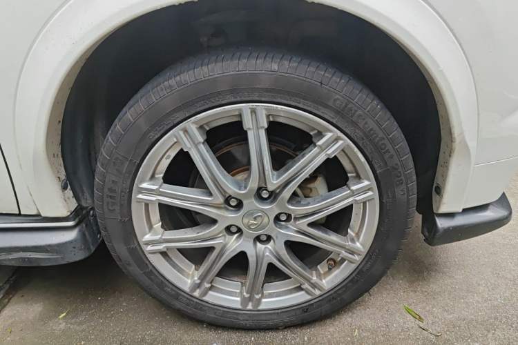 Used Infiniti ESQ 2014 1.6L Spontaneous Edition Right Front Wheel Hub