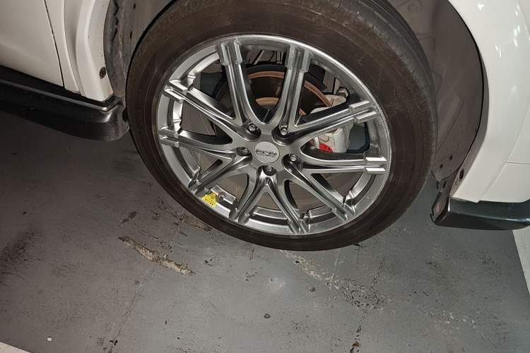 Used Infiniti ESQ 2014 1.6L Luxury Edition Right Front Wheel Hub