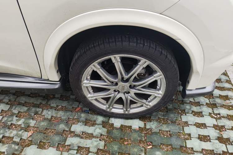 Used Infiniti ESQ 2014 1.6L Spontaneous Edition Right Front Wheel Hub