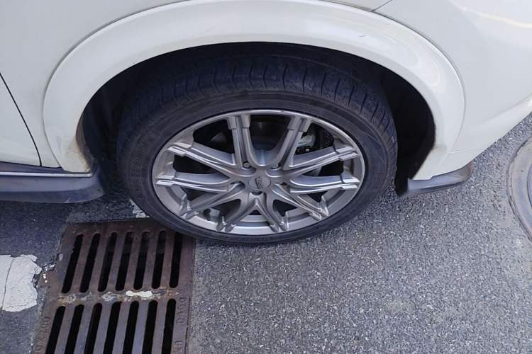 Used Infiniti ESQ 2014 1.6L Spontaneous Edition Right Front Wheel Hub