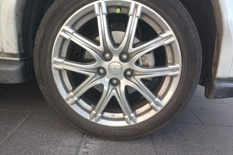 Used Infiniti ESQ 2014 1.6L Spontaneous Edition Right Front Wheel Hub