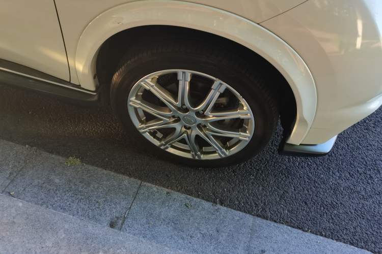 Used Infiniti ESQ 2014 1.6L Spontaneous Edition Right Front Wheel Hub